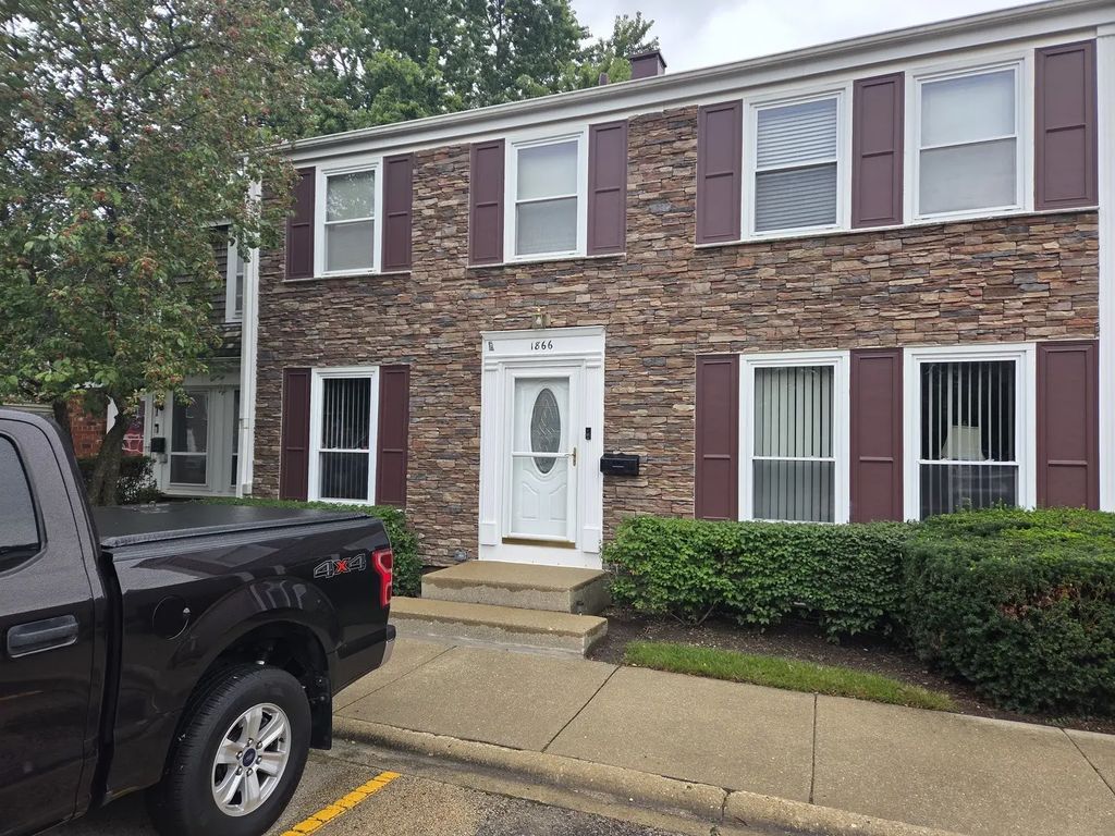 1866 Wellington Place, Hoffman Estates