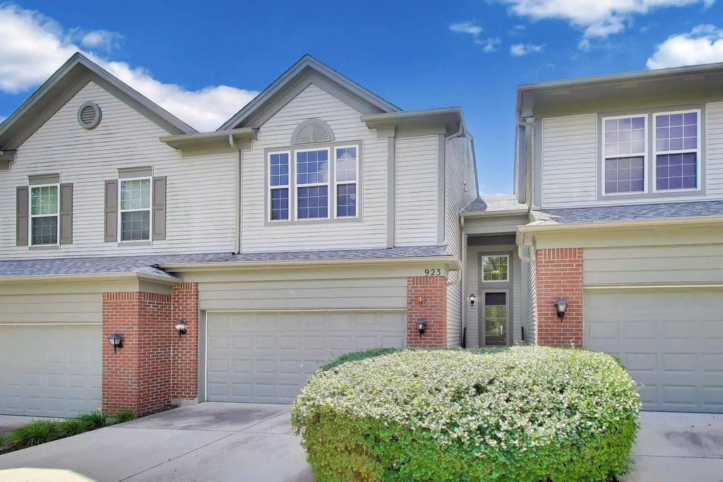 923 Kings Canyon Drive, Streamwood