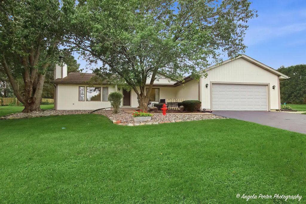 8707 Deer Trail Road, Spring Grove