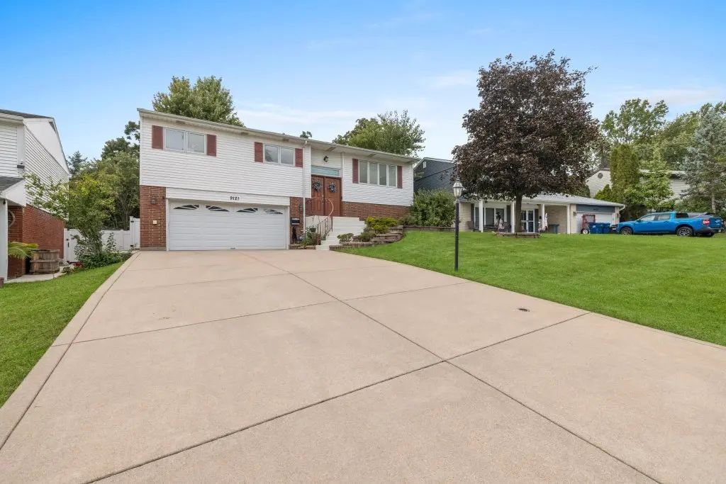 9121 Forest Drive, Hickory Hills