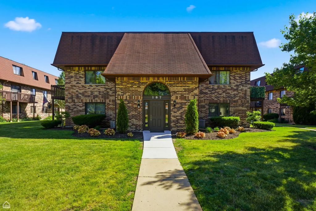 187 Uteg Street 206b, Crystal Lake