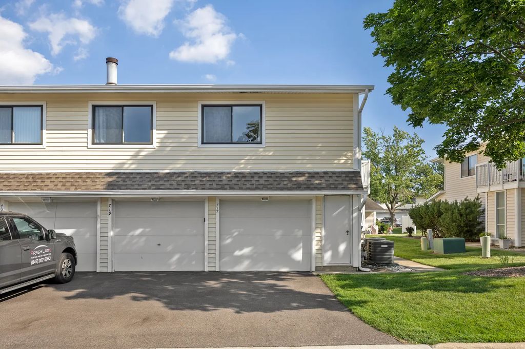 717 Whitesail Drive 717, Schaumburg