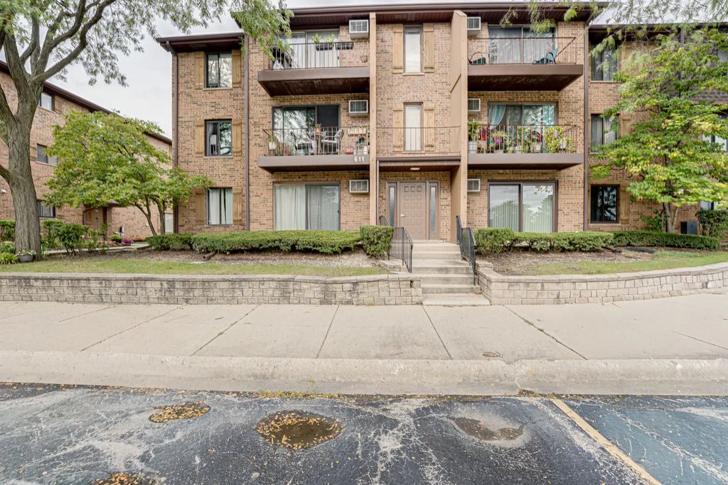 611 N Briar Hill Lane 1, Addison