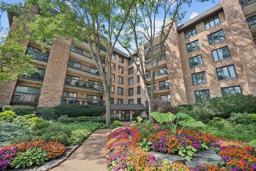 1740 Mission Hills Road 303, Northbrook
