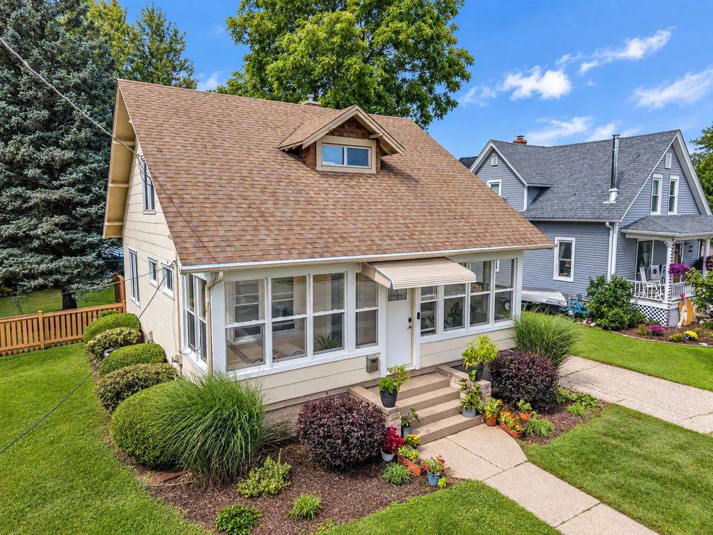 445 Pleasant Street, Woodstock