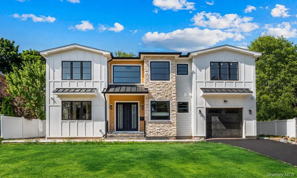 97 North Court, Roslyn Heights
