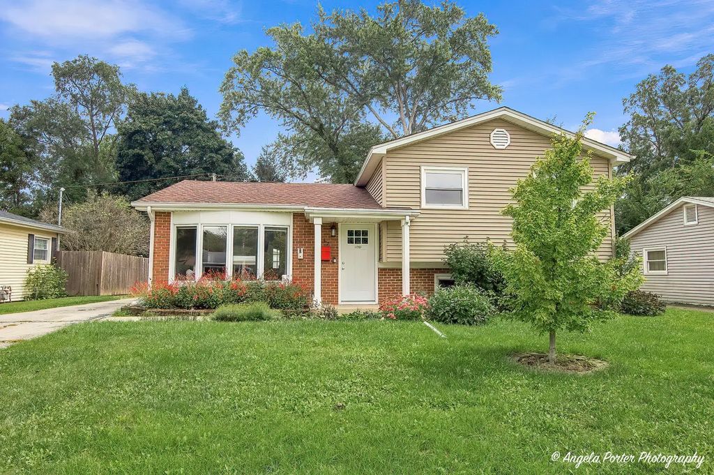 637 N Greenview Avenue, Mundelein