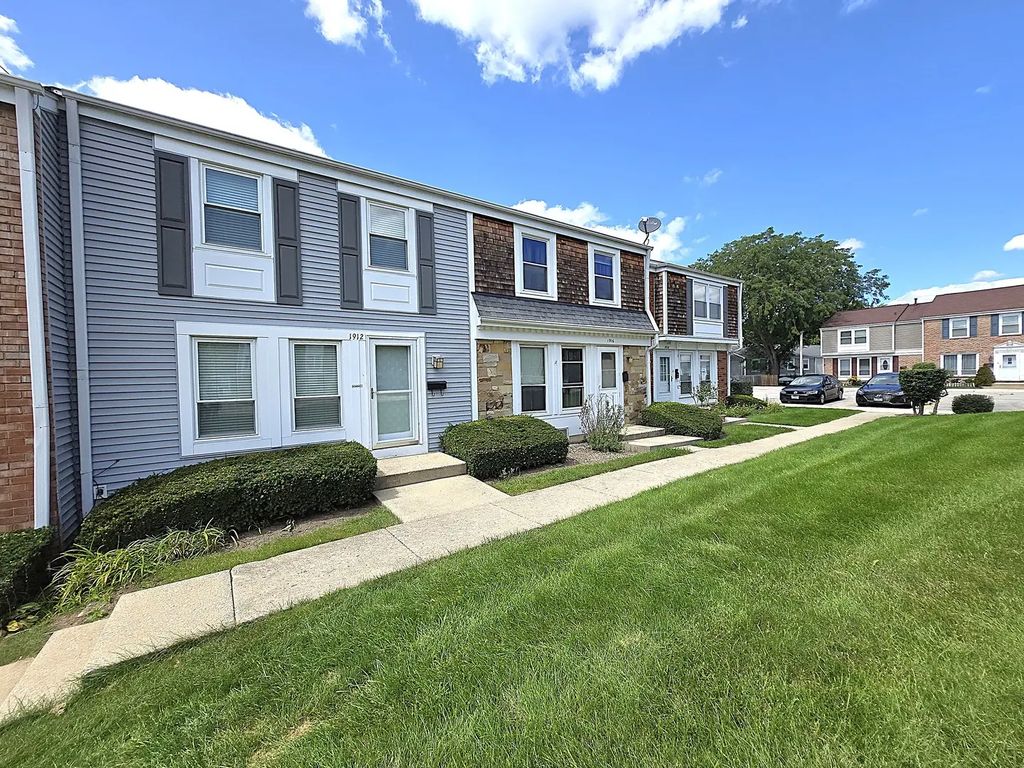 1912 Governors Lane 1912, Hoffman Estates