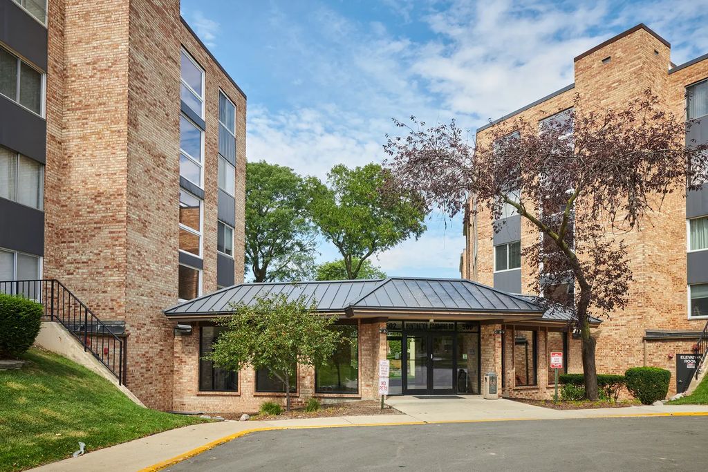 502 W Huntington Commons Road 238, Mount Prospect