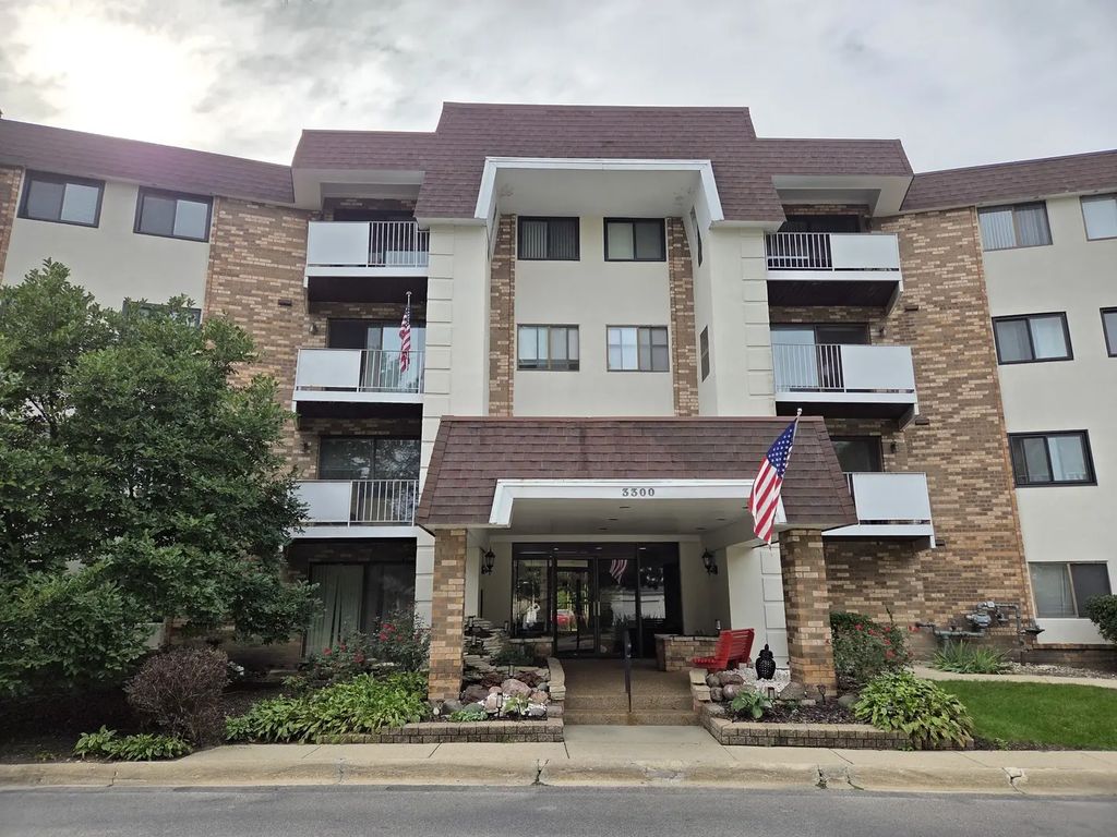 3300 N Carriageway Drive 211, Arlington Heights