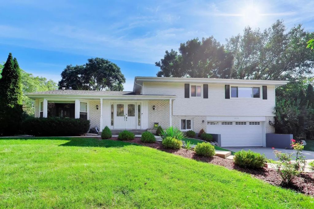 1939 Clover Road, Northbrook