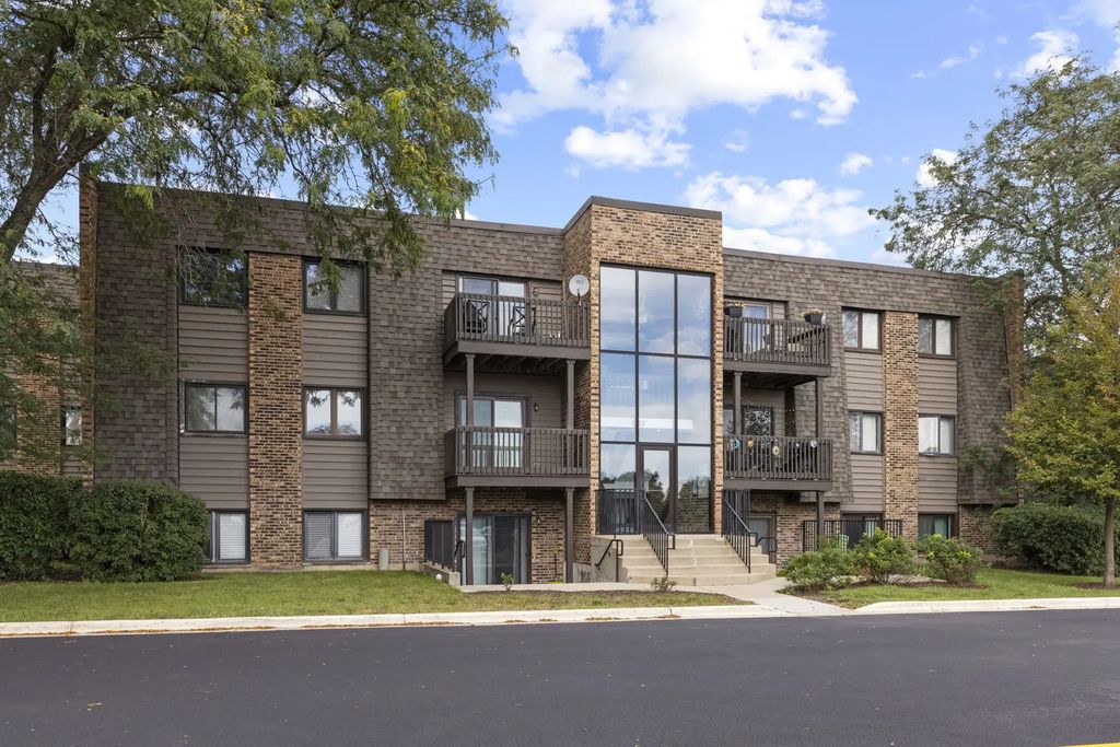 1482 Stonebridge Circle C10, Wheaton