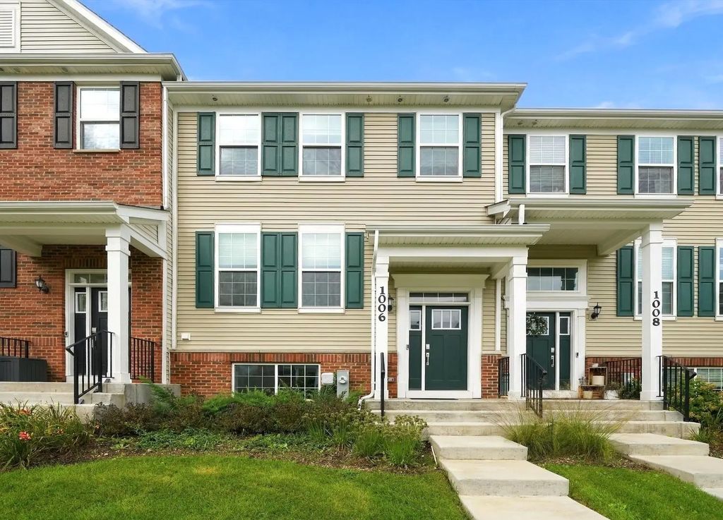 1006 Neubauer Circle 1804, Lindenhurst