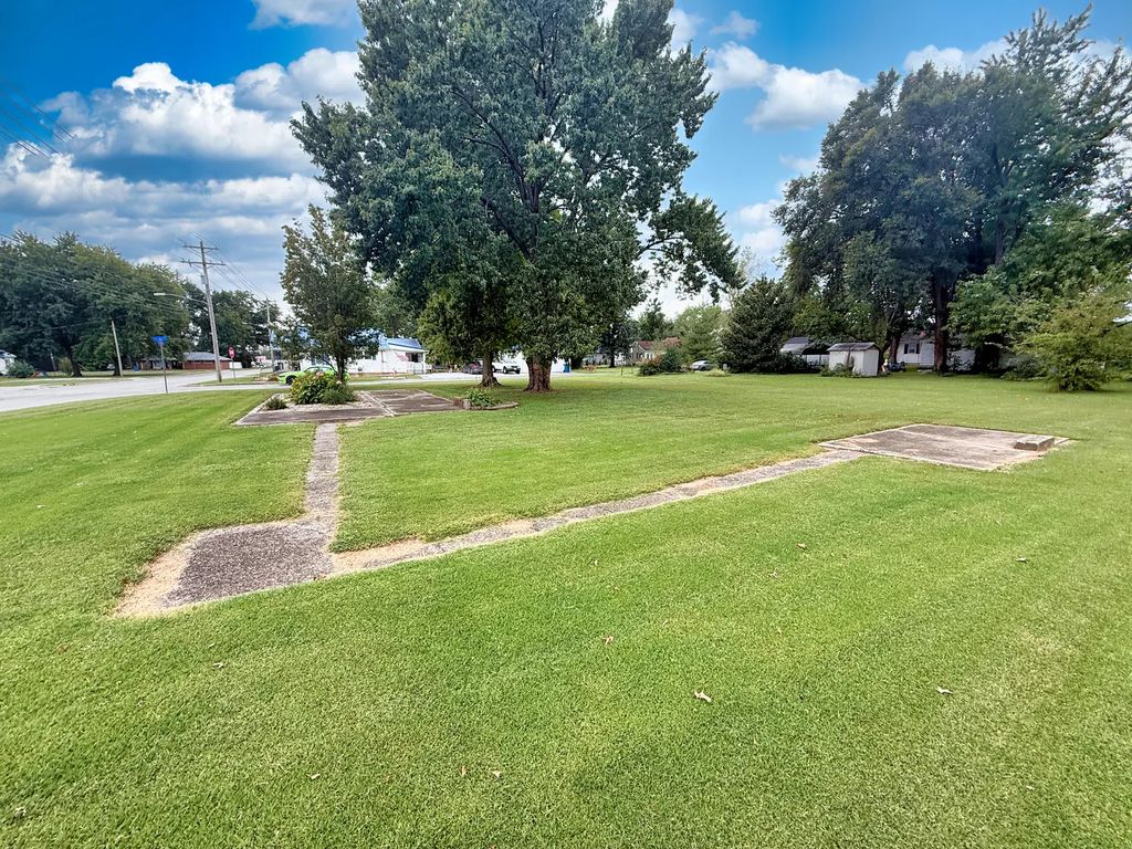 415 N Worthey Street, Flora