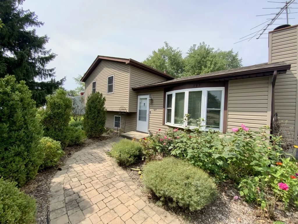 592 Pine Grove Avenue, Gurnee