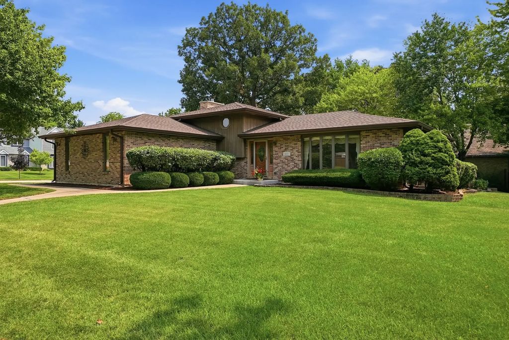 800 Ravinia Drive, Shorewood
