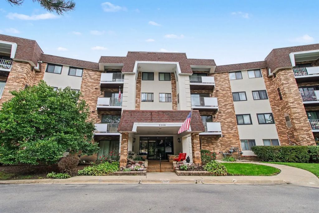 3300 N Carriageway Drive 216, Arlington Heights