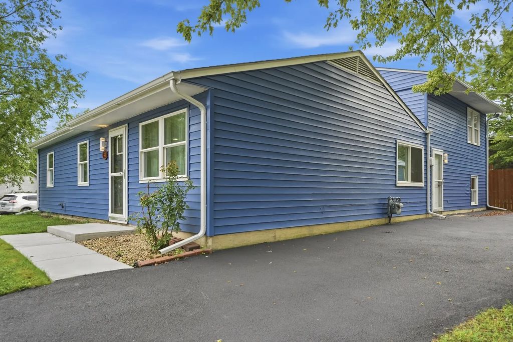225 Malibu Drive, Bolingbrook