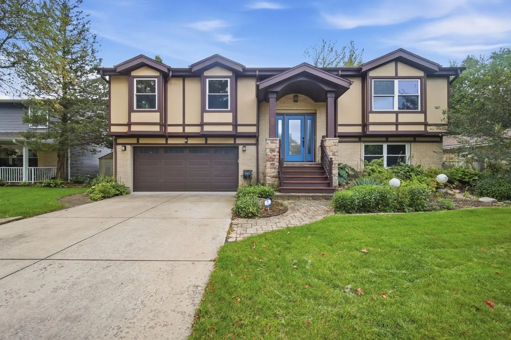 135 W King Arthur Court, Palatine