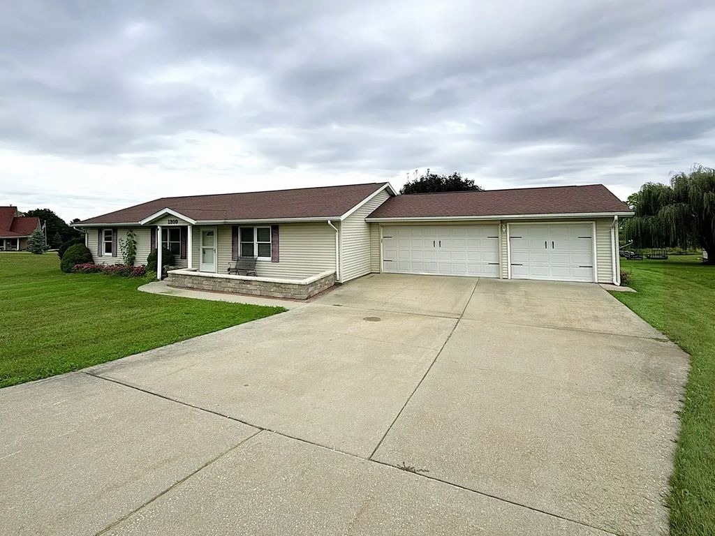 1910 Lakeview Lane, Dixon