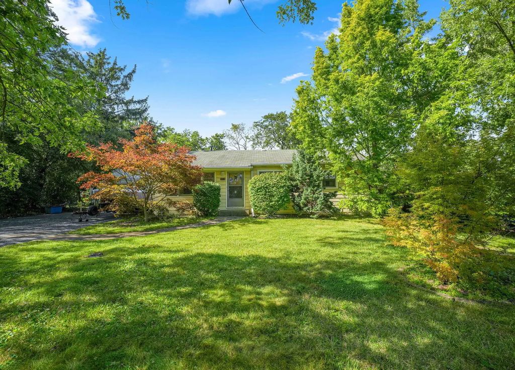 424 Village Road, Willowbrook