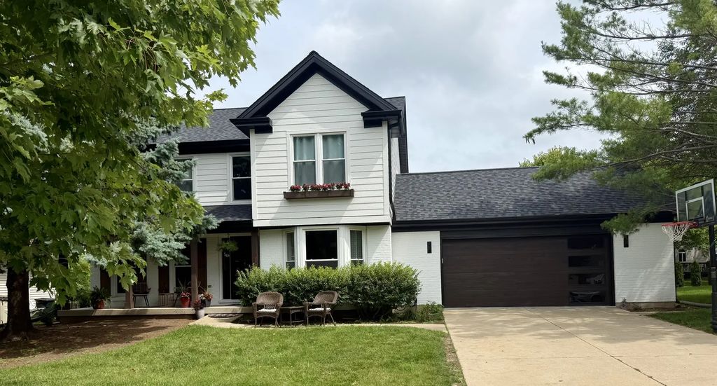 1127 Yorkshire Drive N, Sycamore