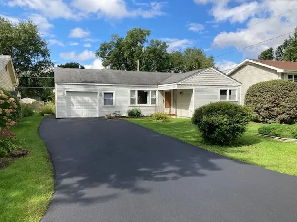 36608 N Lawrence Drive, Lake Villa