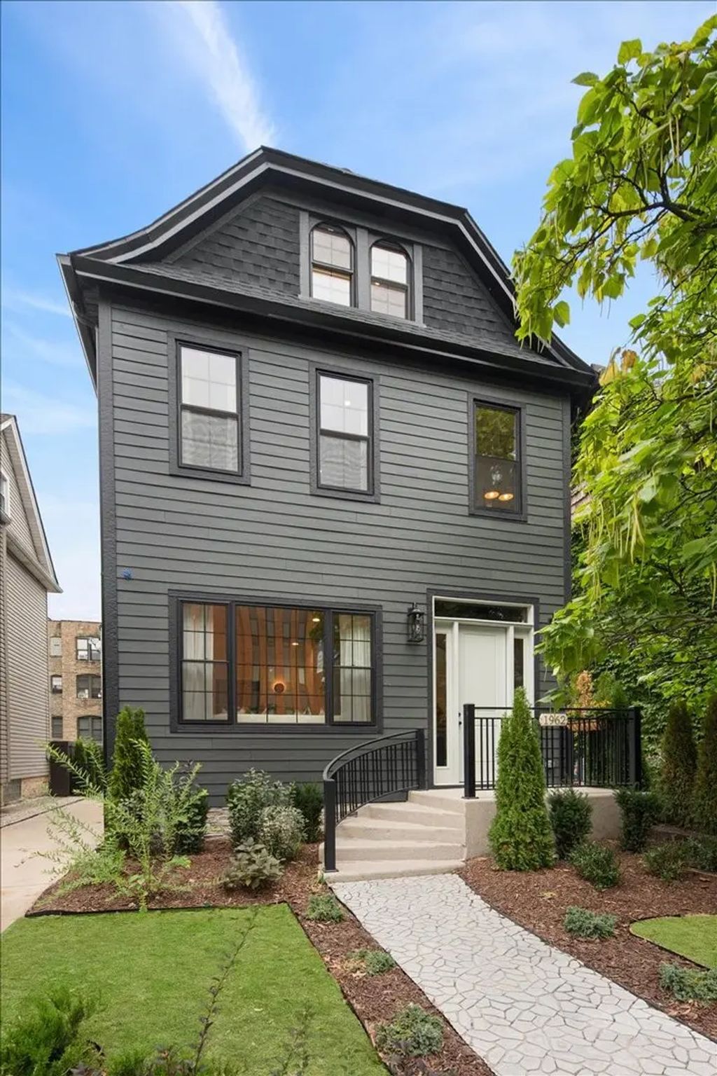 1962 W Wilson Avenue, Chicago