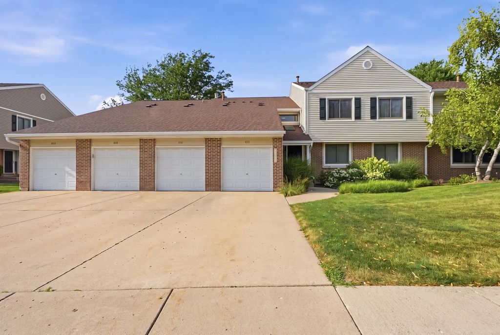 938 Hidden Lake Drive 938, Buffalo Grove
