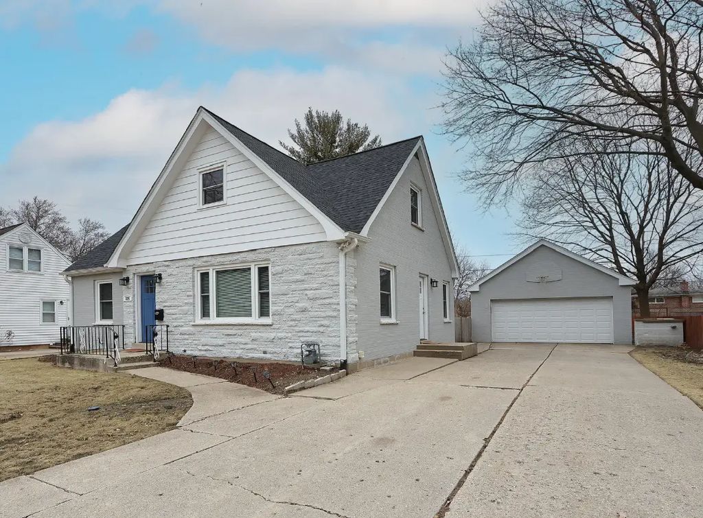 324 Woodland Road, Libertyville