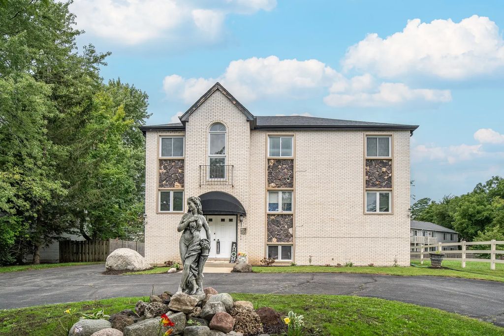 372 Alta Drive, Grayslake