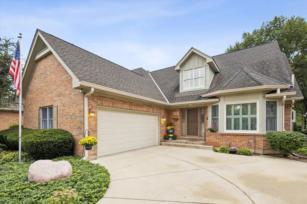 933 Wedgewood Drive, Crystal Lake