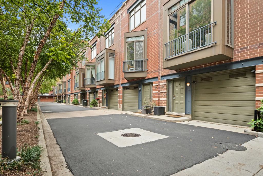 310 N Clinton Street L, Chicago