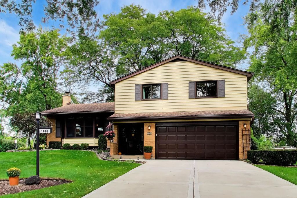 1608 E Jonquil Terrace, Arlington Heights