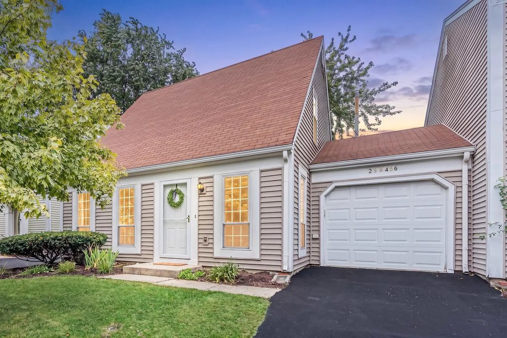 29w456 Blackthorn Lane, Warrenville