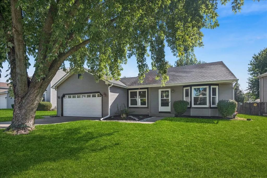 304 S Cross Trail, McHenry