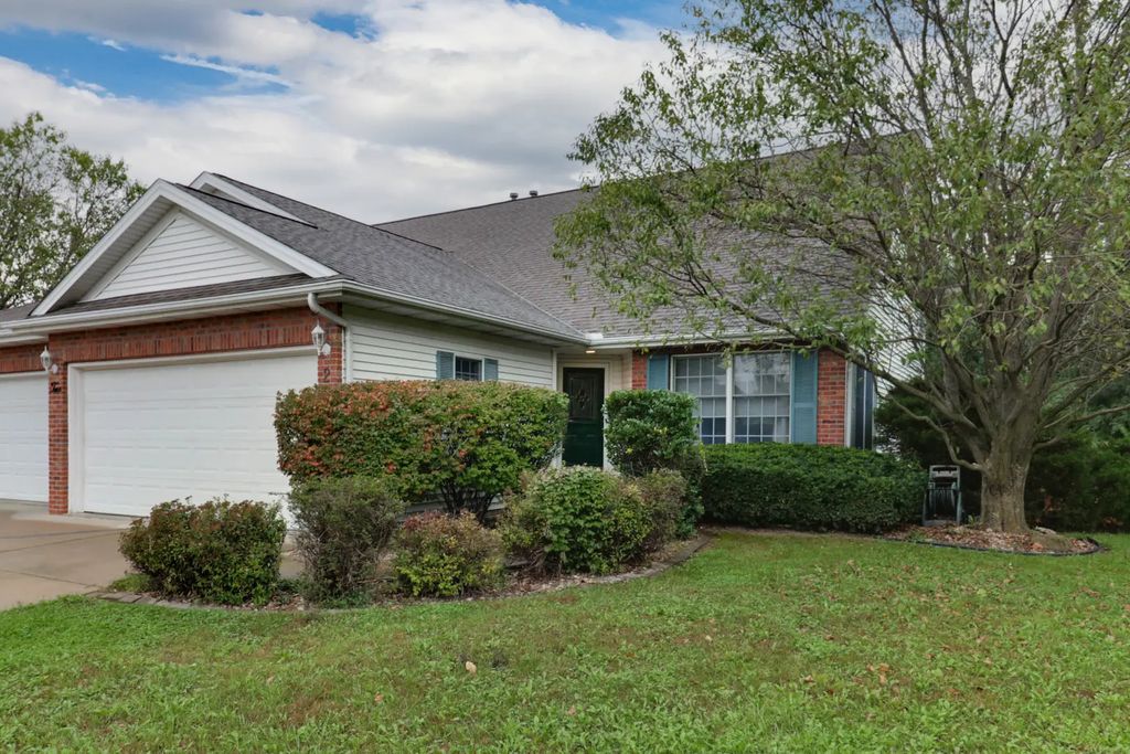 2 Lone Oak Court, Bloomington