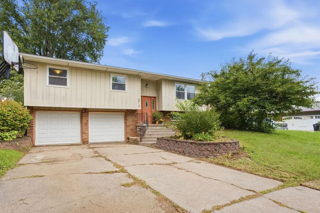 8910 33rd Street, Rock Island