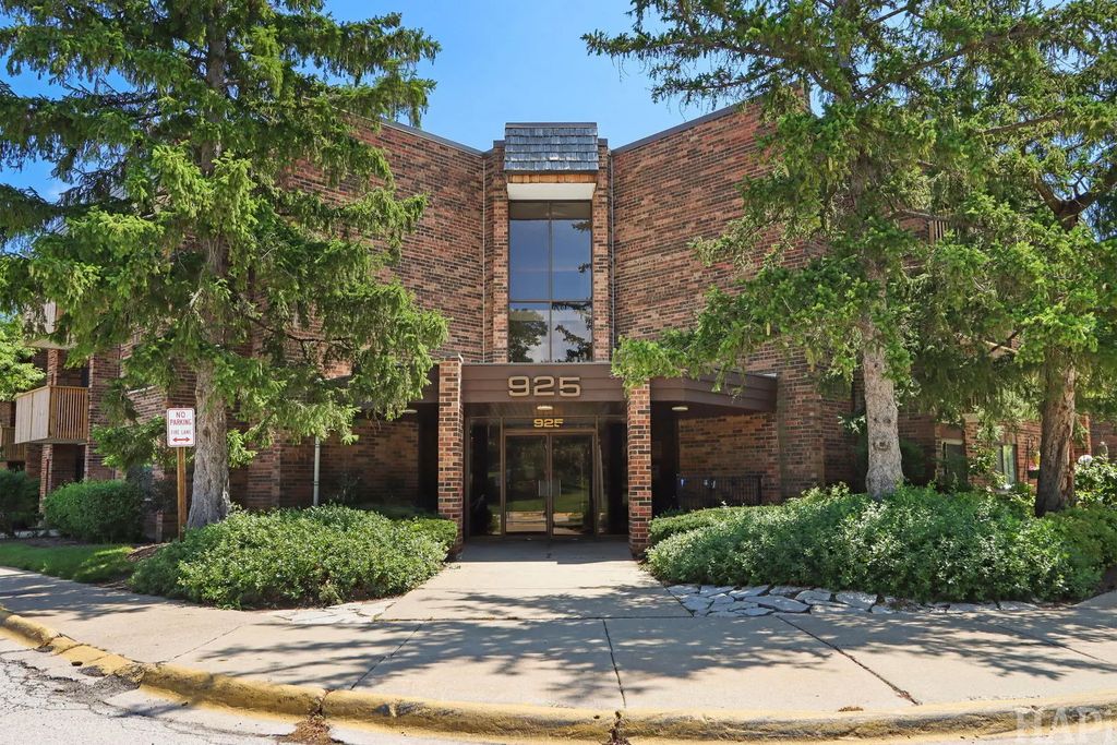 925 Springhill Drive 202, Northbrook