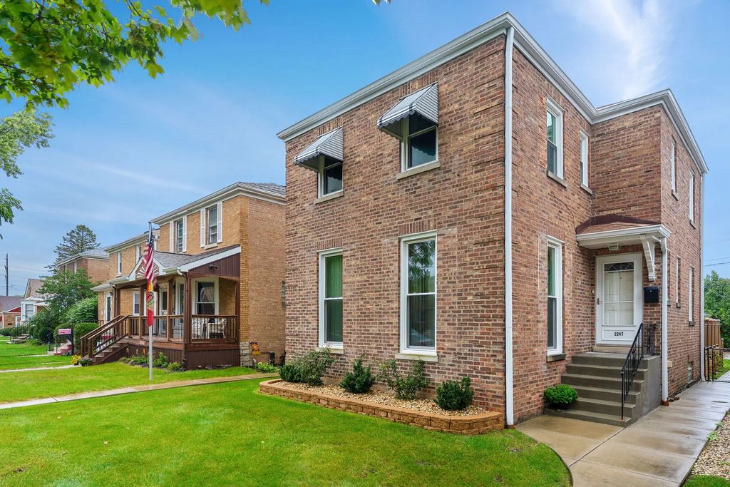 2247 S 11th Avenue, North Riverside