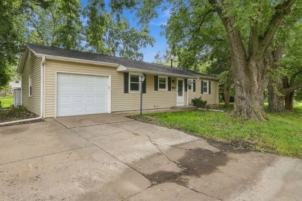 1525 Middle Road, Bettendorf