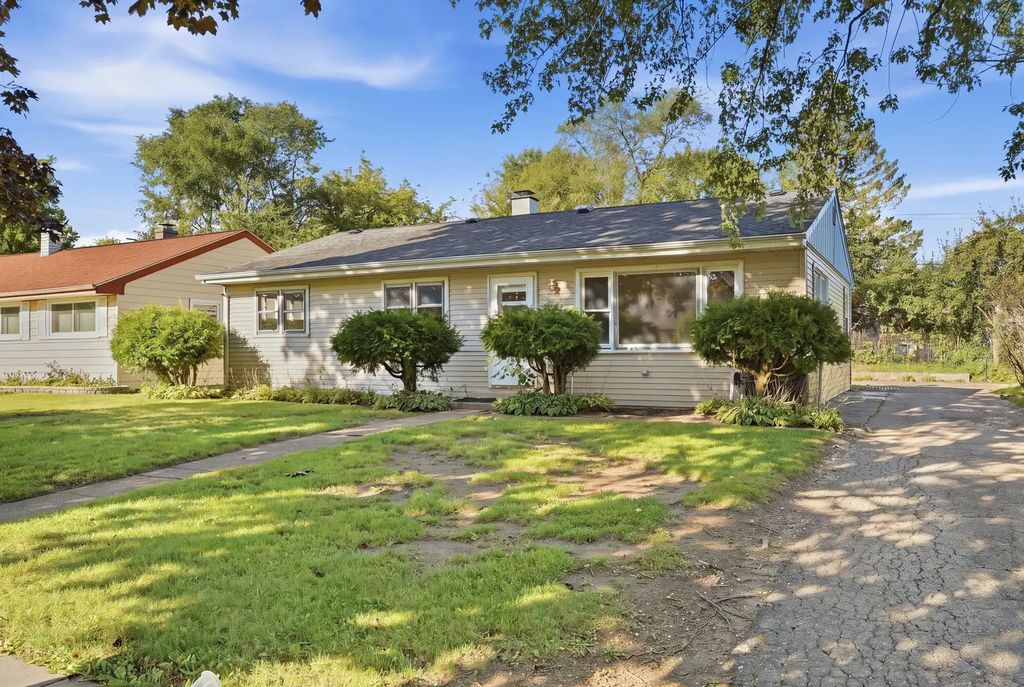 2132 Linden Avenue, Waukegan