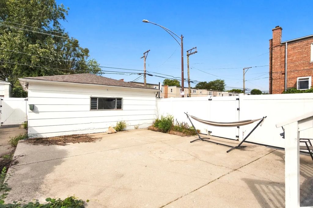 6562 N Damen Avenue, Chicago