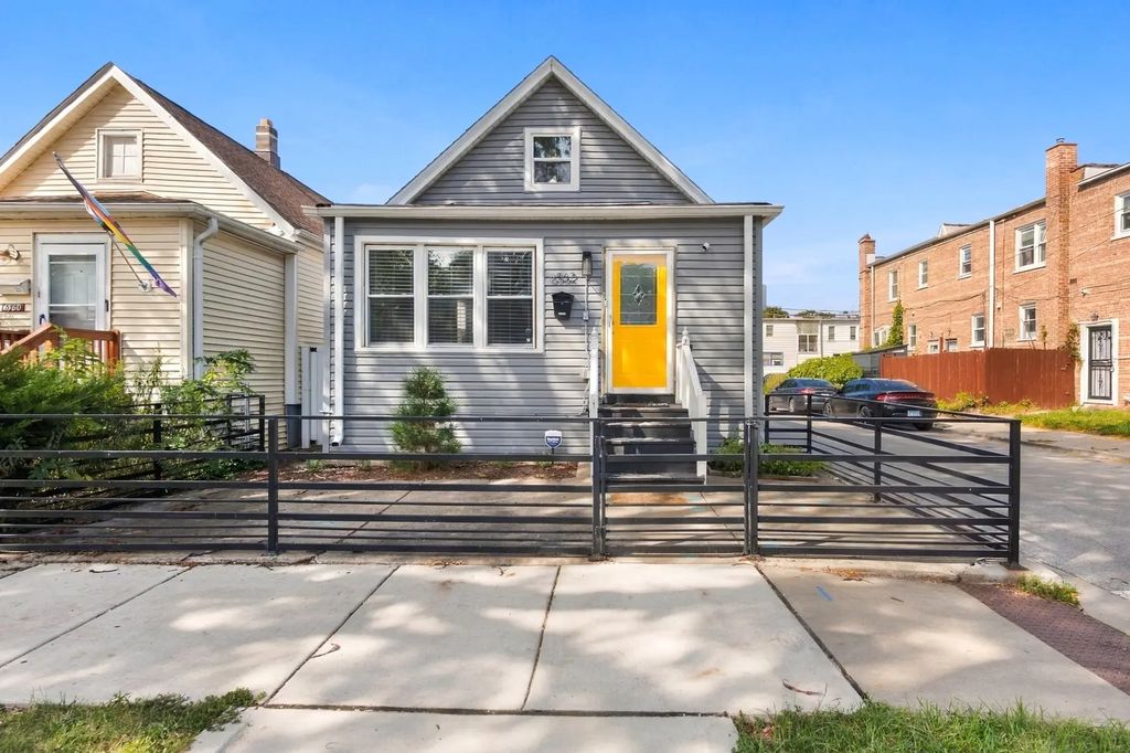 6562 N Damen Avenue, Chicago