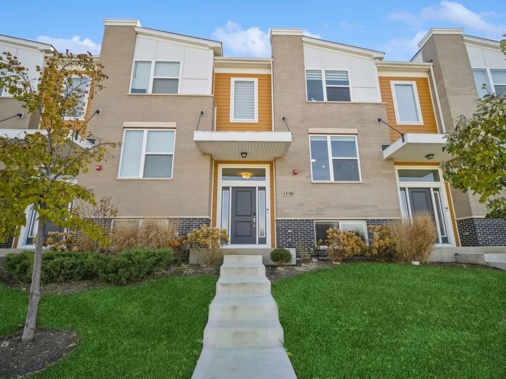 3s565 Camden Street, Warrenville