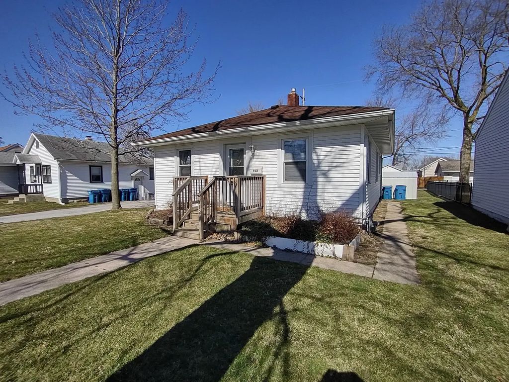 912 Douglas Street, Morris