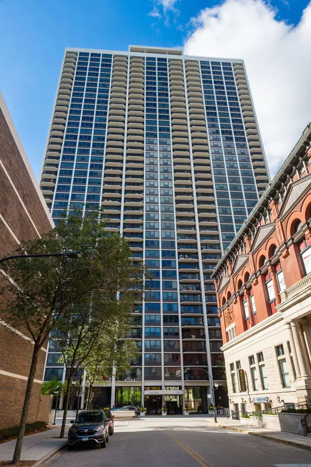 1560 N Sandburg Terrace 2104, Chicago
