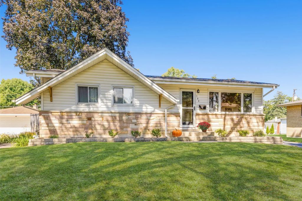 700 Elderberry Lane, Mount Prospect