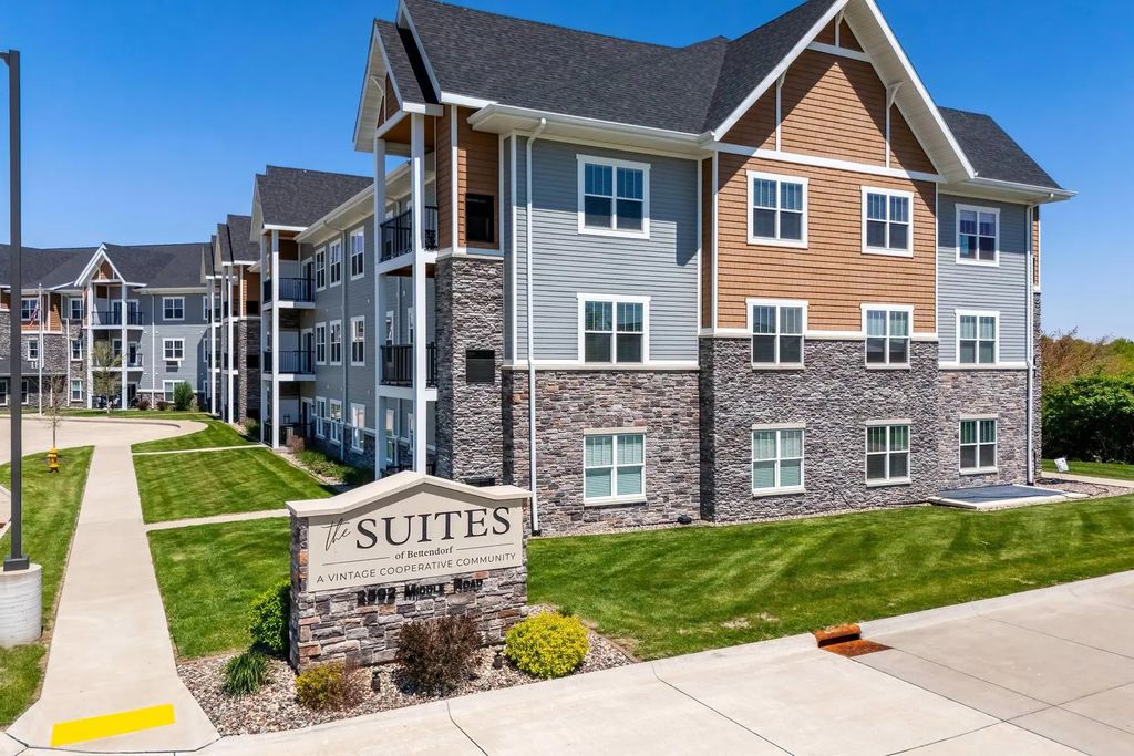 2592 Middle Road 217, Bettendorf