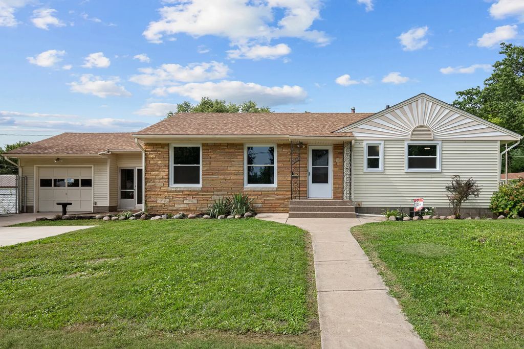 828 10th Street, Bettendorf